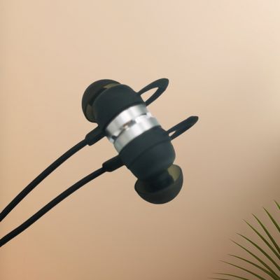 เครื่องช่วยได้ยินแบบโปรแกรมได้ด้วย Bluetooth เครื่องช่วยฟังแบบออทค์ที่สามารถชาร์จได้ IOS แอนดรอยด์ ear buds สําหรับคนหูบกพร่อง