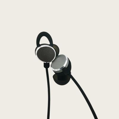 IPX5 เครื่องช่วยได้ยินแบบไม่เห็นที่สามารถชาร์จใหม่ได้ เครื่องช่วยฟังกันน้ํา สําหรับคนหูหนวก 80 ชั่วโมง